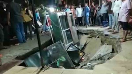 जब यूपी के आजमगढ़ में अचानक से जमीन में समा गए लोग, CCTV में कैद हुआ धंसने का वीडियो