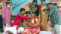شاهد | بدل الليموزين.. عروسان هنديان يستقلان إناء طهي عملاقاً إلى زفافهما