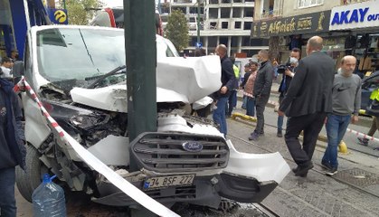 Zeytinburnu'nda tramvayla panelvan araç çarpıştı