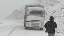 Kar ve sis nedeniyle araçlar yolda mahsur kaldı (2)
