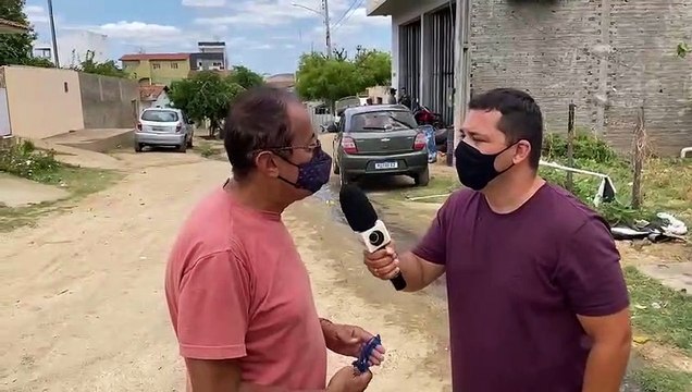 Moradores da rua do Fórum, em Pombal, reclamam de esgoto e pedem providência da prefeitura