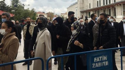 Sümeyye Erdoğan, kayınpederi Özdemir Bayraktar'ın tabutuna yaşlı gözlerle baktı