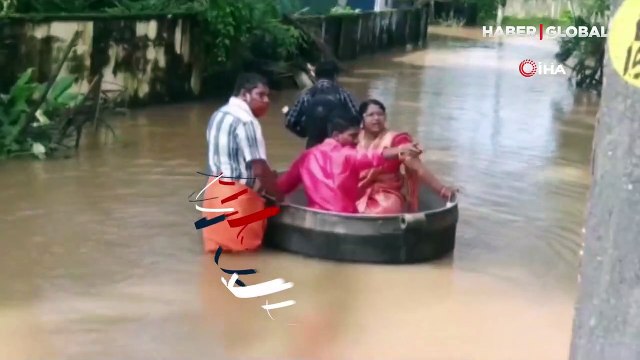 Hindistan'da sel sokakları göle çevirdi, düğünlerine yetişmek isteyen çift kazanda yolculuk etti