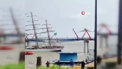 Donanma eğitim gemisi köprüye çarptı