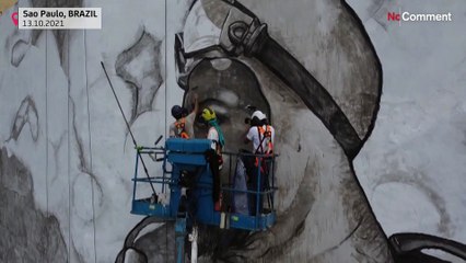 Un artiste réalise une immense fresque à partir de cendres de la forêt amazonienne