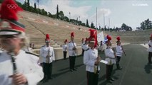 La llama olímpica de Pekín 2022 pasa de manos griegas a chinas en una sobria ceremonia en Atenas