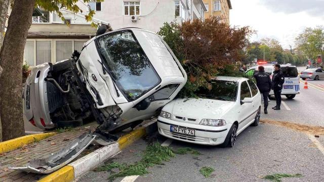 Sarıyer'de freni boşalan kamyonet dehşet saçtı
