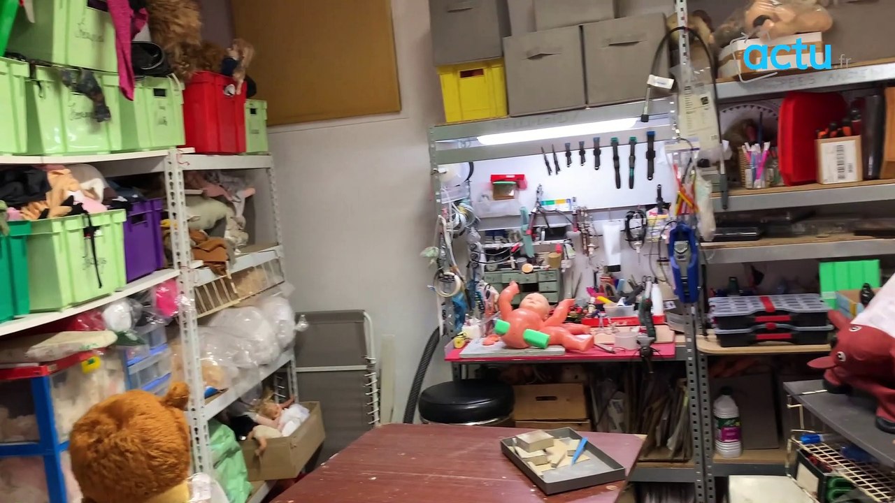 Fabienne Mogue fait revivre des objets affectifs  à "La clinique des poupées" à Bordeaux