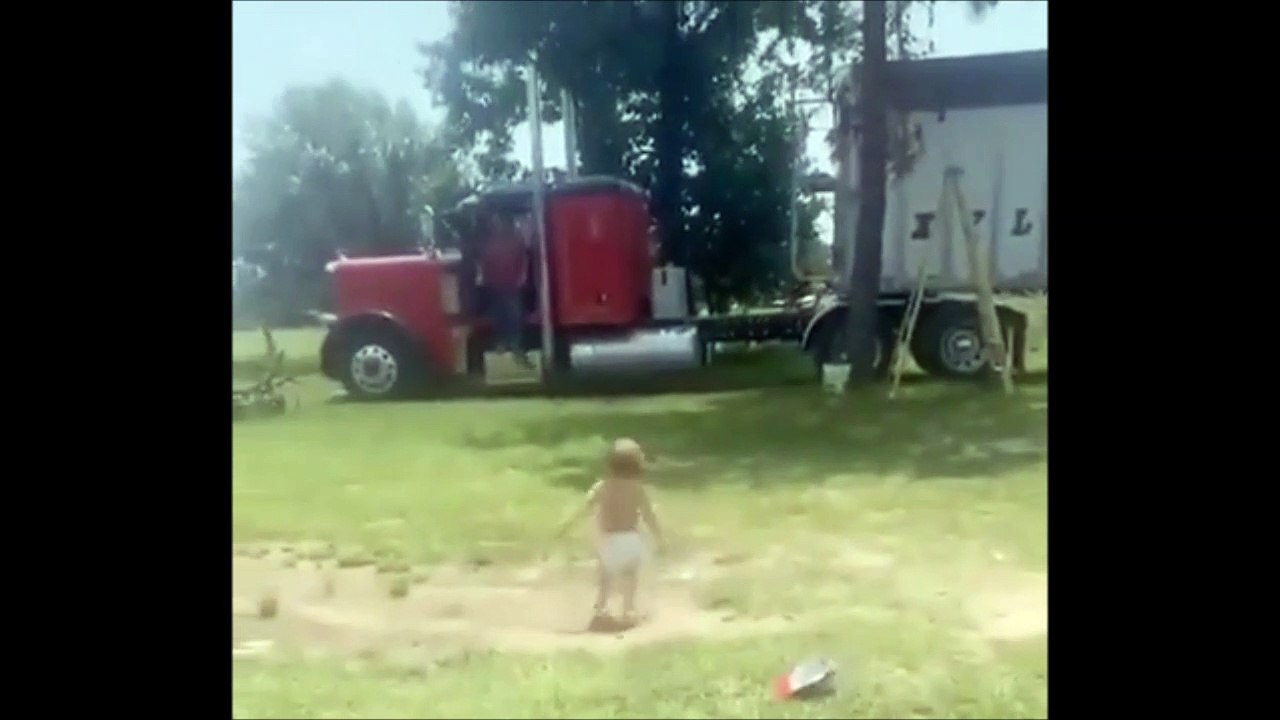 Ce bébé est tellement heureux quand papa rentre... Trop mignon