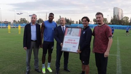 Adana Demirspor'dan Kovid-19'la mücadele için yürütülen aşılama kampanyasına destek