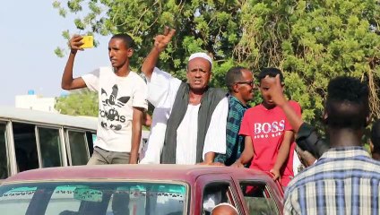مئات المتظاهرين السودانيين يواصلون اعتصامهم ضد الحكومة