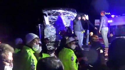 Yolcu otobüsü TIR'a çarptı: 11 yaralı