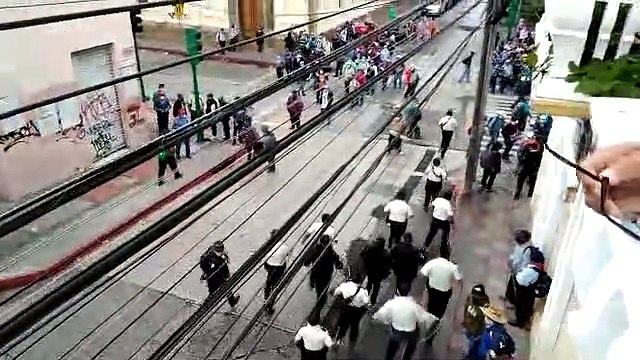 Video: PNC intenta desalojar a militares retirados en el Congreso de la República.