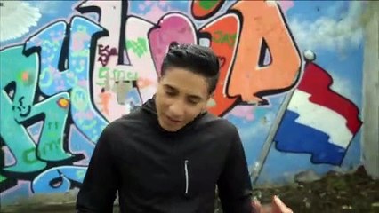 GTST Merel Verduyn of wel Sophie Bouqet trek t-shirt omhoog en loopt in de bh