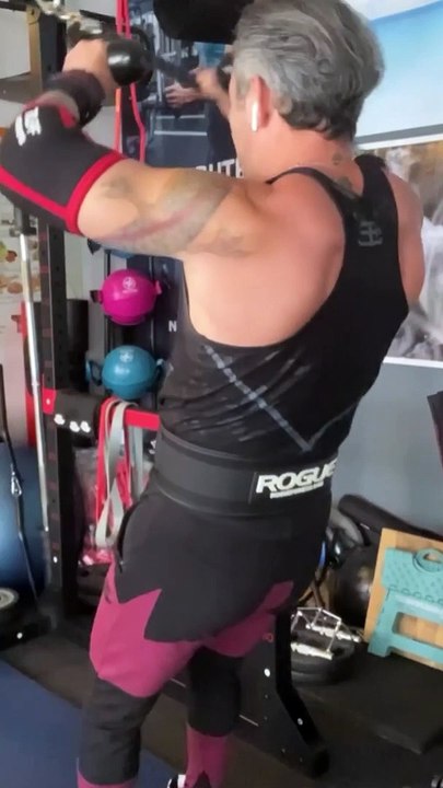 —Gear from @bodyengineers —Happy Monday & Tuesday Everyone !—Salut la famille, j’espère que vous allez bien ? Voici mon entraînement Épaules, Pectoraux et Triceps de ce lundi et mardi après midi, et oui pas pu le poster avant grâce à notre grand ami