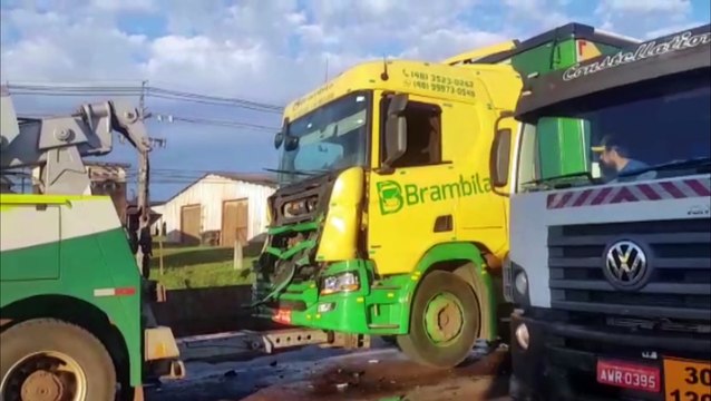 Caminhões se envolvem em colisão traseira na BR-277, em Cascavel