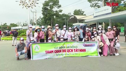 Du khách háo hức đến tham quan núi Bà Đen