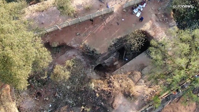 فيديو: بسبب ارتفاع نسبة البطالة...عمال المناجم يخاطرون بحياتهم من أجل لقمة العيش