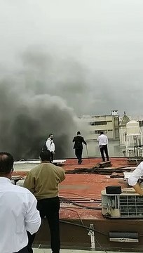 Empleados del Congreso ven incendiar el parqueo.