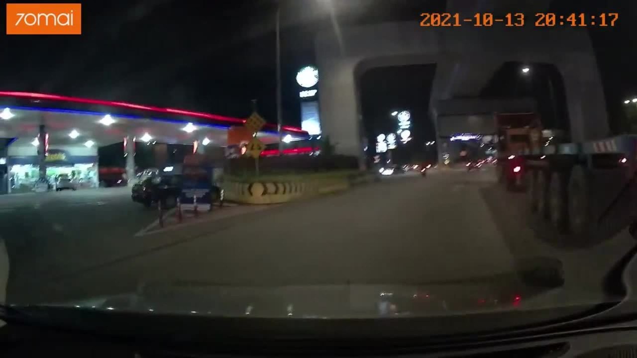 Car Rolls Back on Highway and Almost Hits Vehicle video