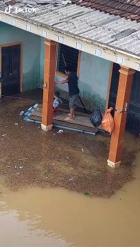 Miền Trung mưa lũ trắng đồng không có chỗ chơi, ông nội làm bè chở chau đi dạo quanh nhà