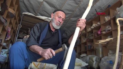 ATÖLYEDE İŞLEDİĞİ AHŞAP ÜRÜNLERİ SEYYAR TABLASIYLA SATIYOR