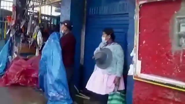 La policía peruana desaloja a vendedores ambulantes a manguerazos