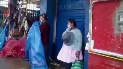 La policía peruana desaloja a vendedores ambulantes a manguerazos