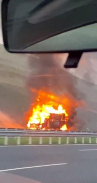 İstanbul Havalimanı yolunda karton yüklü kamyonet alev alev yandı...O anlar kamerada