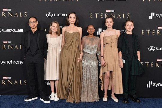 Angelina Jolie : sa fille, Shiloh, porte une robe pour la première fois… Elle dit adieu aux costards et se dévoile comme jamais