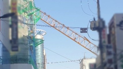 서울 시흥동 공사현장에서 타워크레인 부러져 건너편 건물로 추락 / YTN