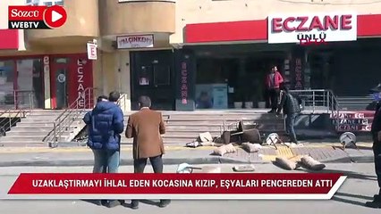 下载视频: Uzaklaştırmayı ihlal eden kocasına kızıp, eşyaları pencereden attı