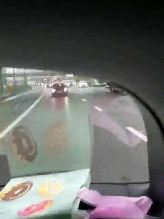 Angleterre : Un camion fait du n'importe quoi dans une auto-route!