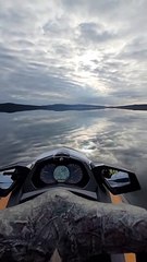 Jetski sur un lac miroir