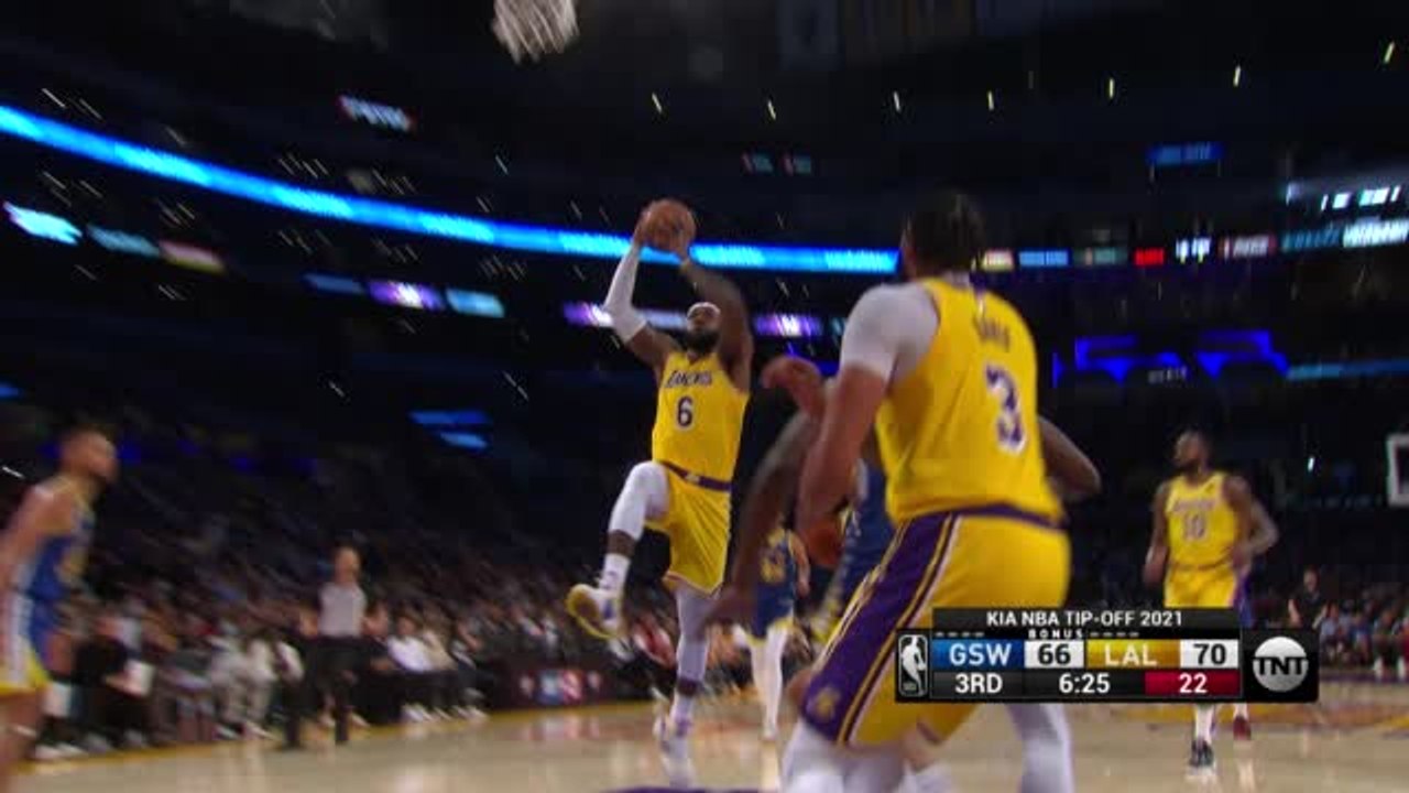 LeBron deadly on monster one-handed slam