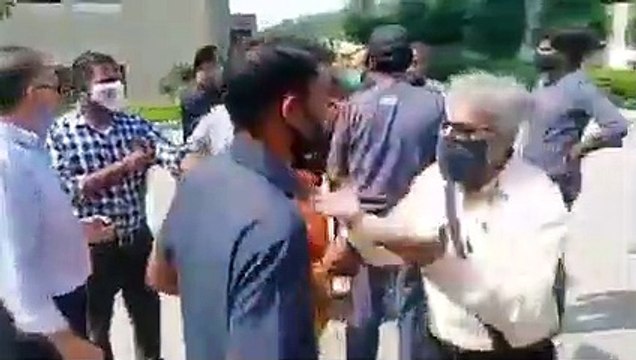 School Fees Issue- स्कूल प्रशासन पर लगाया बदसलूकी करने का आरोप