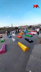 Sergiyi basan grup Meral Akşener’in maskesini indirdi