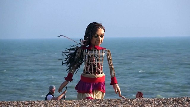 Nach Reise durch Europa: Flüchtlingspuppe Amal kommt in England an
