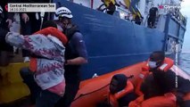 شاهد | منظمة إنسانية تنقذ عشرات المهاجرين في البحر الأبيض المتوسط