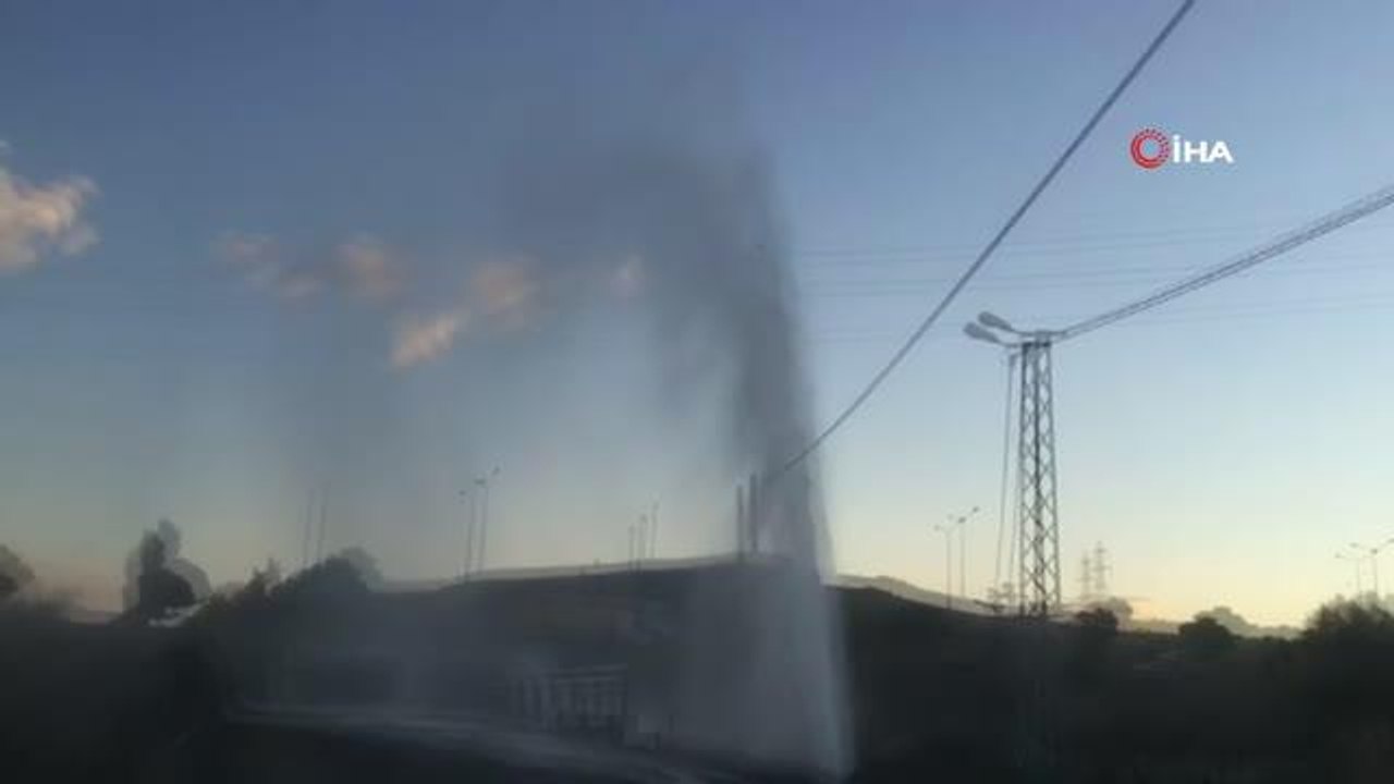 Boru patladı, su metrelerce yükseğe ulaştı