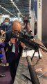 En visite au salon Milipol, Éric Zemmour utilise le fusil Sniper du RAID