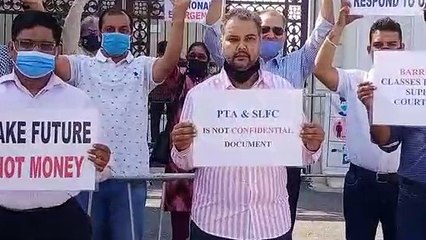 फीस को लेकर फसाद जारी