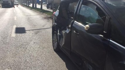 DİNAMİTLE PATLATMA SIRASINDA KAYA PARÇALARI 2 ARACA ZARAR VERDİ, 1 KİŞİ YARALANDI