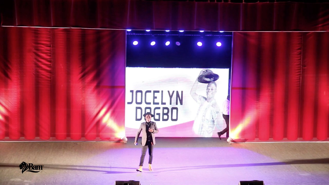 Jocelyn DOGBO artiste humoriste acteur comédien au micro de BAM-TV