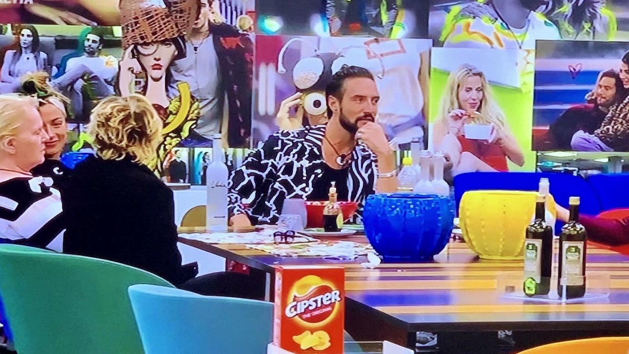 “Ora mi sono rotto…”. Caos durante la cena del GF Vip, volano parole grosse. L’ira di Alex Belli