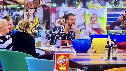 “Ora mi sono rotto…”. Caos durante la cena del GF Vip, volano parole grosse. L’ira di Alex Belli