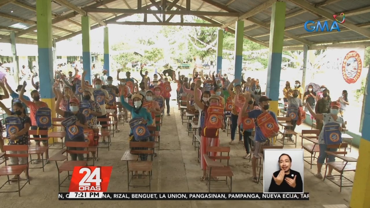 Mahigit 1,000 estudyante sa Motiong, Samar, hinandugan ng school supplies, hygiene kits at face masks ng GMA Kapuso Foundation | 24 Oras