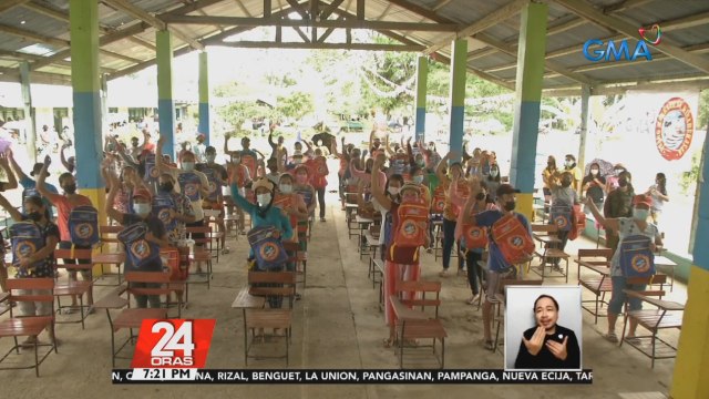 Mahigit 1,000 estudyante sa Motiong, Samar, hinandugan ng school supplies, hygiene kits at face masks ng GMA Kapuso Foundation | 24 Oras