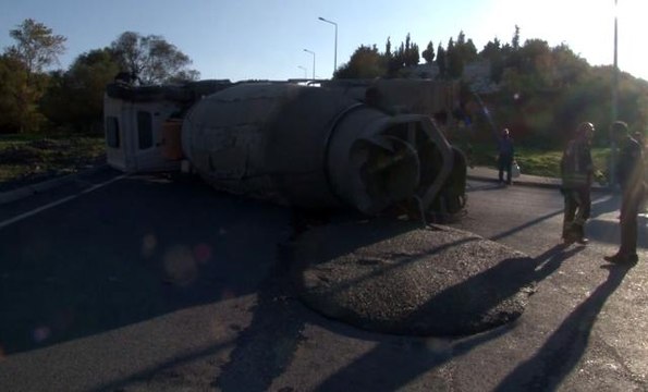 Arnavutköy'de virajı dönemeyen beton mikseri yan yattı