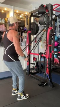 —For The Resistance Bands Arms Workout The Gym Equipment provided by @bodyengineers—Clothes from @bodyengineers —Happy Tuesday ! —Salut la famille, j’espère que vous allez bien ? Voici mon entraînement Dos, biceps, triceps de ce mardi soir.